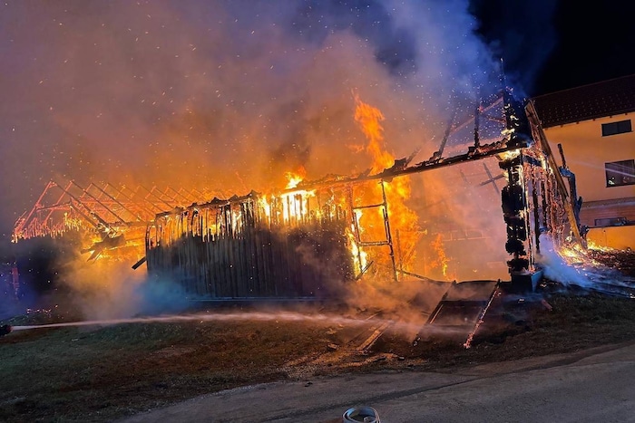Insgesamt 90 Feuerwehrleute standen im Einsatz.