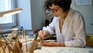 Im Atelier von Brigitte Riedl ist es zu Ostern so richtig bunt.