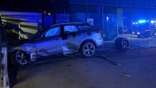 Mit Vollgas krachte der Pkw in eine Mauer.