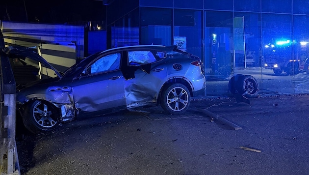 Mit Vollgas krachte der Pkw in eine Mauer.