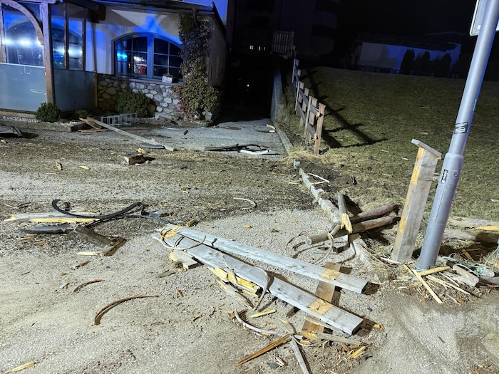 Davor hatte er diesen Holzzaun durchbrochen.