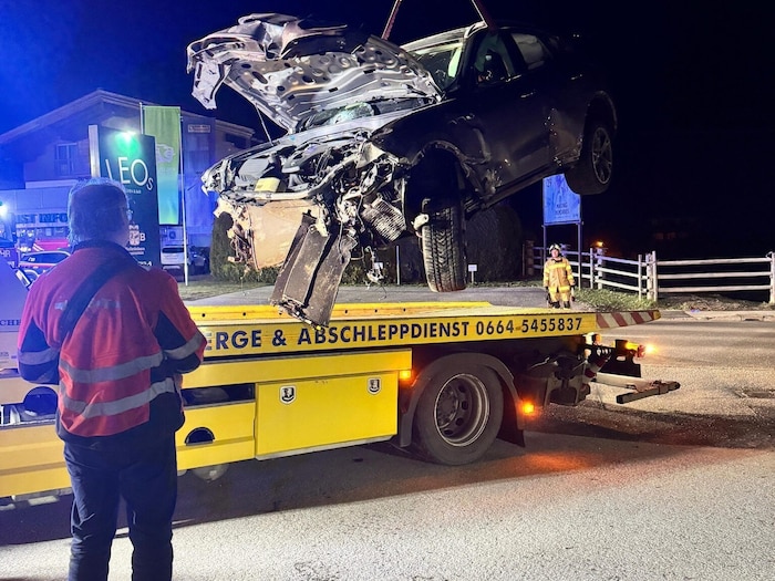 Am Ende wurde der völlig zerstörte Wagen abtransportiert.