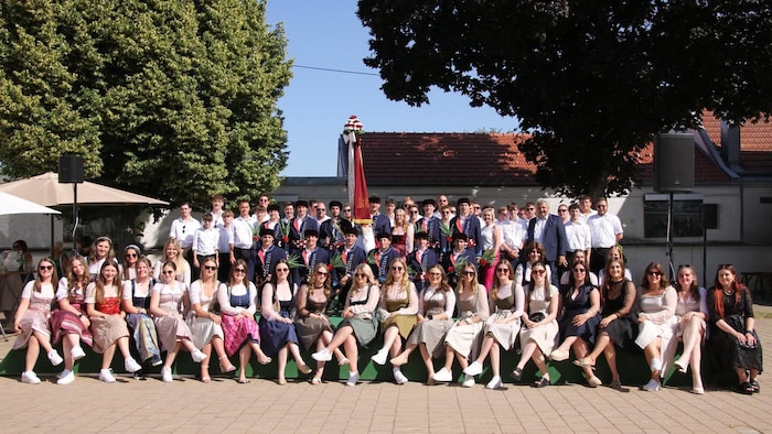 Aktiv im Dorfleben: „Burschenschaft“ und „Mädels“ in Neckenmarkt.