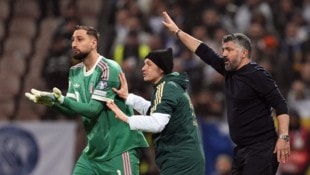 Goalie Gianluigi Donnarumma (l.) und der nunmehrige Ex-Teamchef Gennaro Gattuso litten gegen ...