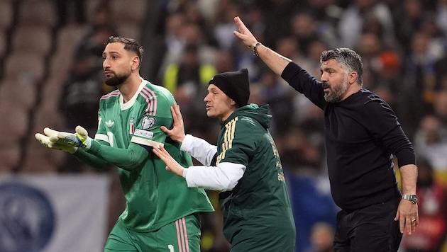 Goalie Gianluigi Donnarumma (l.) und der nunmehrige Ex-Teamchef Gennaro Gattuso litten gegen ...
