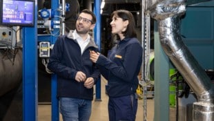 Thomas Prand, für den Fernkälte-Ausbau verantwortlich, mit Hatice Bakic, Fernkälte-Technikerin ...