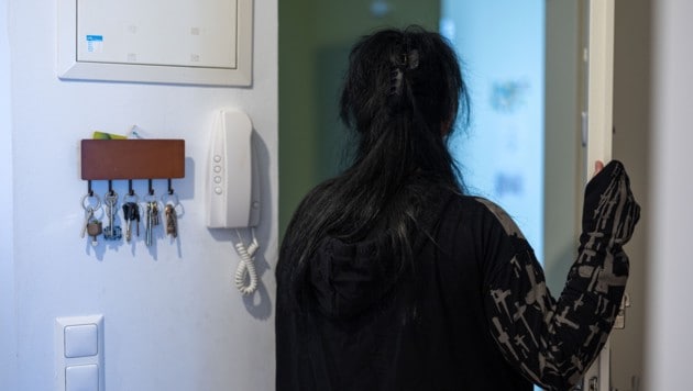 Nachdem der Fahrer bat die Toilette zu benutzen, belästigte er Eva sexuell.