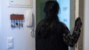 Nachdem der Fahrer bat die Toilette zu benutzen, belästigte er Eva sexuell.