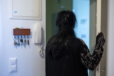 Nachdem der Fahrer bat die Toilette zu benutzen, belästigte er Eva sexuell.