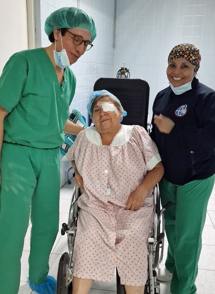 Braunauer Augenarzt Ivan Rodriguez mit Patientin und einer einheimischen Pflegerin nach ...