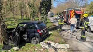 Der Lenker prallte frontal gegen einen Baum. Er errlitt er dabei  Kopfverletzungen. 