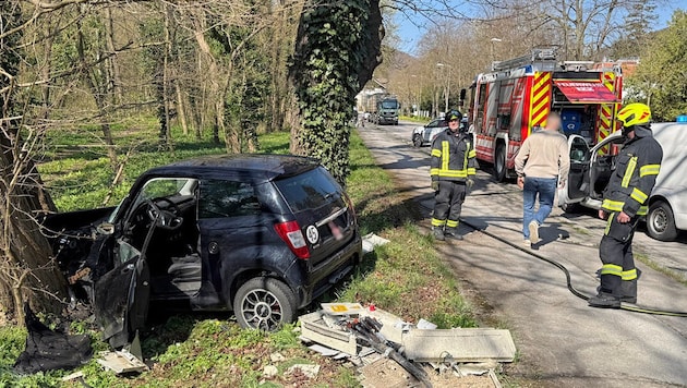 Der Lenker prallte frontal gegen einen Baum. Er errlitt er dabei Kopfverletzungen.