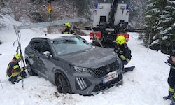 Die Feuerwehr musste helfen, weil die Autos im Schnee feststeckten.