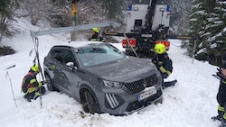 Die Feuerwehr musste helfen, weil die Autos im Schnee feststeckten.