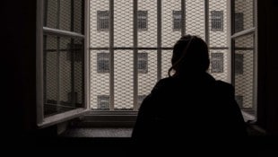 Häftlinge müssen oft viel mehr Zeit als vorgesehen in ihren Hafträumen verbringen, da die ...