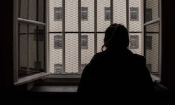 Häftlinge müssen oft viel mehr Zeit als vorgesehen in ihren Hafträumen verbringen, da die ...