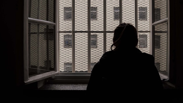 Häftlinge müssen oft viel mehr Zeit als vorgesehen in ihren Hafträumen verbringen, da die ...