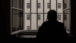 Häftlinge müssen oft viel mehr Zeit als vorgesehen in ihren Hafträumen verbringen, da die ...