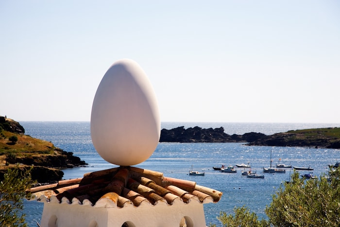 Salvador Dalí schmückte auch die Fassade seines Hauses in Portlligat mit Eiern.