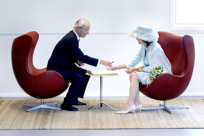 Das schwedische Königspaar testete einst den Designklassiker „Egg Chair“ von Arne Jacobson.