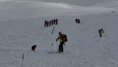 Insgesamt 85 Einsatzkräfte suchten nach dem Verschütteten.