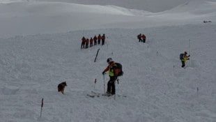 Insgesamt 85 Einsatzkräfte suchten nach dem Verschütteten.