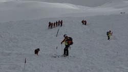Insgesamt 85 Einsatzkräfte suchten nach dem Verschütteten.