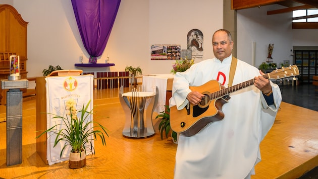 In der Kirche wird die Gitarre ausgepackt, Pater Ransom hat sechs Alben auf den Markt gebracht.