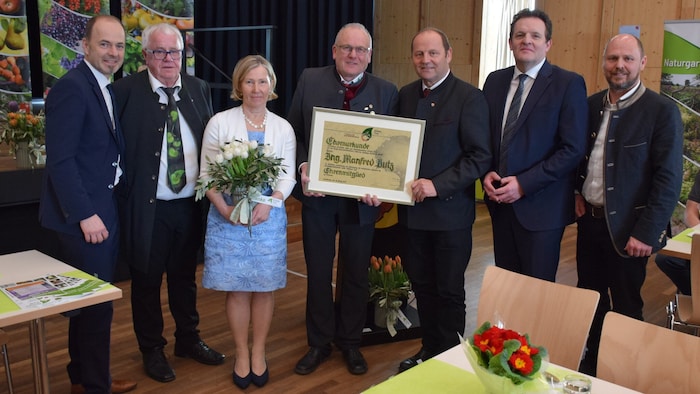 Viel Prominenz gab sich zum Abschied von Manfred Putz (Mitte, mit Gattin Anna) ein Stelldichein ...