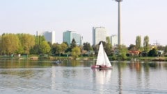 Das gekenterte Segelboot auf der Alten Donau wurde von Einsatzkräften wieder aufgerichtet. ...