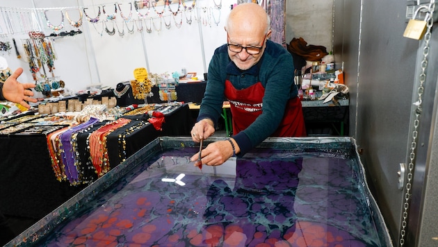 Mustafa Ateş färbt auf der Messe Stoffe nach alter Tradition.