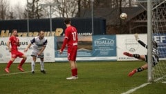 Hölzl (li.) erzielt das 3:0 für Grödig in Hallwang
