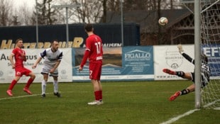 Hölzl (li.) erzielt das 3:0 für Grödig in Hallwang