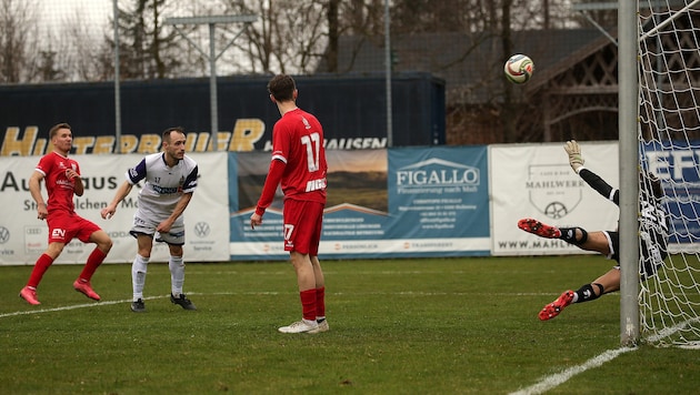 Hölzl (li.) erzielt das 3:0 für Grödig in Hallwang