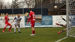 Hölzl (li.) erzielt das 3:0 für Grödig in Hallwang