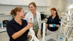 Eva Rohde mit Team: An der Paracelsus Medizinischen Privatuniversität wurde ein Reinraum-Labor ...