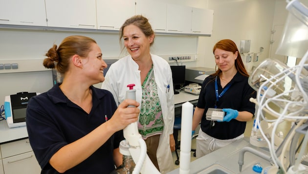 Eva Rohde mit Team: An der Paracelsus Medizinischen Privatuniversität wurde ein Reinraum-Labor ...