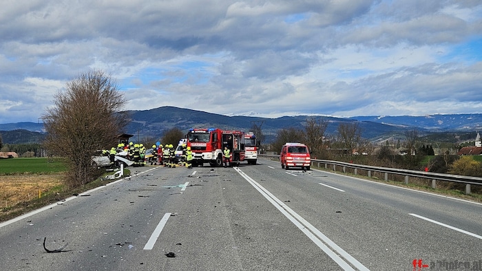Die Einsatzkräfte mussten zwei eingeklemmte Personen aus den Fahrzeugen holen.