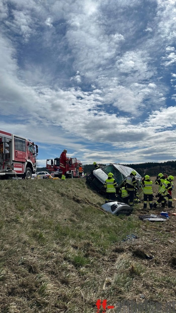 Das Auto landete durch den heftigen Aufprall im Graben.