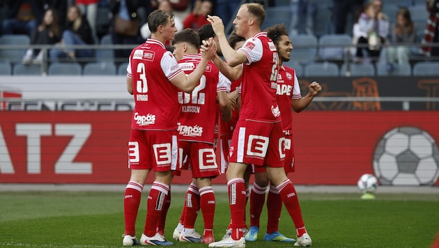 The GAK players celebrated their third consecutive victory.