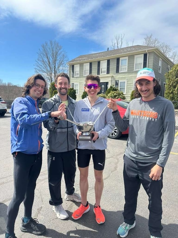 Aaron Gruen mit dem Pokal in Boston.