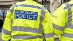 Eine Maschinenpistole, eine Pistole und ein Taser lagen nebst Munition in der Tasche, die von ...