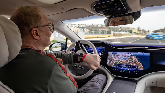 Die Vergleichsfahrt im klassisch gelenkten EQS fühlt sich beinahe schwerfällig an.