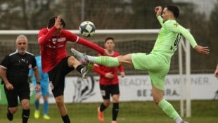 Referee Yorulmaz schloss am Ende Bürmoos-Mann Jung (re.) aus.