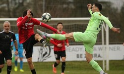 Referee Yorulmaz schloss am Ende Bürmoos-Mann Jung (re.) aus.