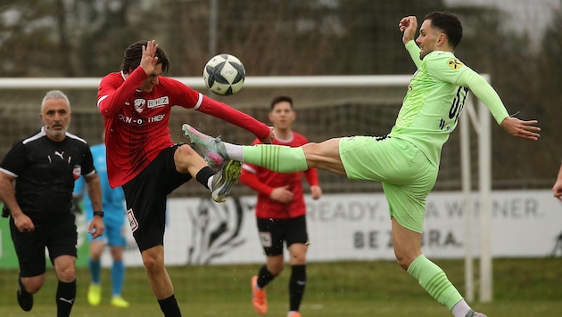 Referee Yorulmaz schloss am Ende Bürmoos-Mann Jung (re.) aus.