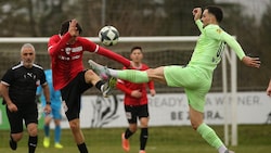 Referee Yorulmaz schloss am Ende Bürmoos-Mann Jung (re.) aus.