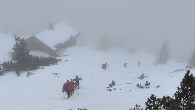 Sieben Bergretter stiegen zu der Frau ab.