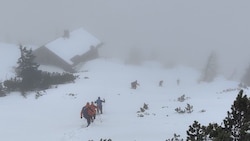 Sieben Bergretter stiegen zu der Frau ab.