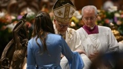 Während der „Osterwache“ taufte der Papst, einer Tradition folgend, zehn Erwachsene.